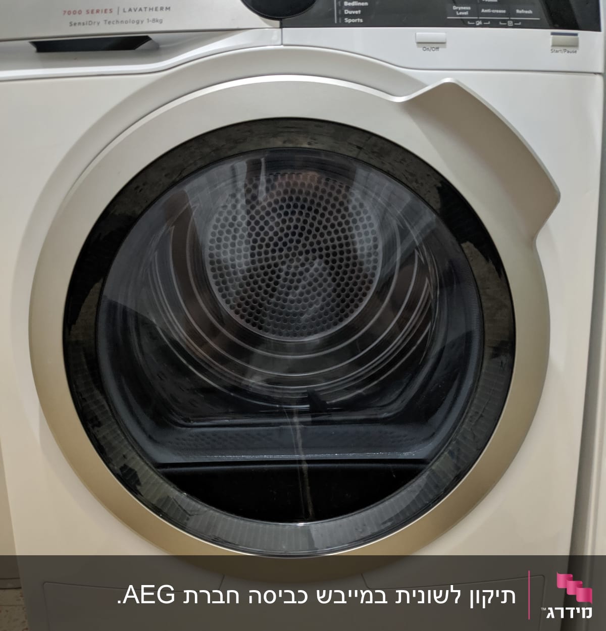 מייבש כביסה AEG עם כפתור בקרה ותצוגה דיגיטלית